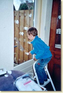 20071214-01 Sneeuwvlokken op de ramen plakken